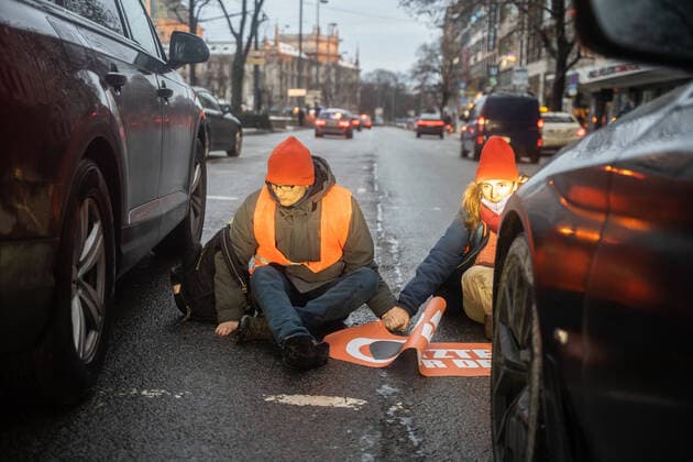 Bilder des Jahres 2022, News 12 Dezember News Themen der Woche KW51 News Bilder des Tages Blockade der Letzten Generation in München Aktivist*innen sitzen vor Autos auf der Straße. Aktivist*innen der Letzten Generation blockierten am Morgen des 20.12.2022 in München die Sonnenstraße in München, trotz einer Allgemeinverfügung des KVR, Klebe-Blockaden auf hunderten Straßen verbietet. Die Aktion wurde im Voraus offiziell angekündigt, weswegen viel Polizei vor Ort war und 6 weitere Aktivist*innen aufhielt, bevor sie die Straße blockieren konnten. Die Letzte Generation demonstriert u.a. für ein Neun-Euro-Ticket und ein Tempolimit von 100 km h auf Autobahnen. -- Activists sit in front of cars on the street. Four activists of the Last Generation blocked the Sonnenstraße in Munich, Germany December 20, 2022, despite an orde Copyright: xmufkinnphotosx