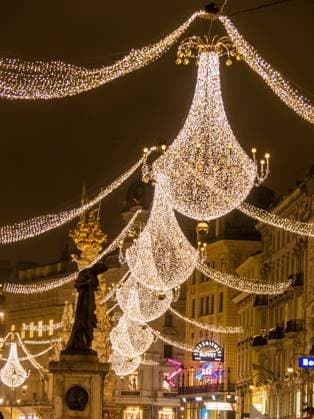 der Graben mit festlicher Weihnachtsbeleuchtung, Oesterreich, Wien the Graben with festive Christmas lighting, Austria, Vienna BLWS677603 *** the Trench with more festive christmas lights, Austria, Vienna The Trench With Festive Christmas lighting, Austria, Vienna BLWS677603 Copyright: xblickwinkel McPHOTO BilderBoxx