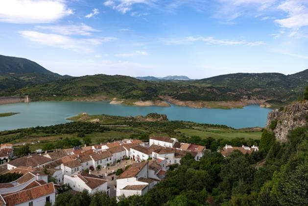 Weisses Dorf Zahara de la Sierra und Blick auf den Stausee Zahara-El Gasto in der Gebirgsregion Sierra de Grazalema,UNESCO-Biosphärenreservat Naturpark Andalusiens im Suedwesten Spaniens zwischen Malaga und Cadiz Zahara de la Sierra *** White village Zahara de la Sierra and view of the reservoir Zahara El Gasto in the mountain region Sierra de Grazalema,UNESCO Biosphere Reserve Nature Park of Andalusia in the southwest of Spain between Malaga and Cadiz Zahara de la Sierra