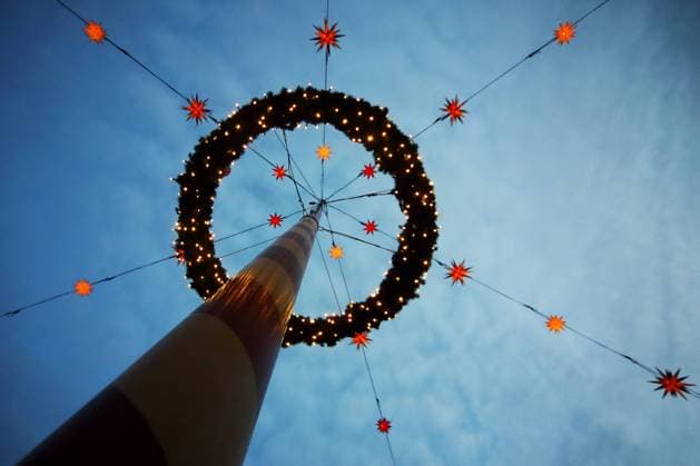 Sternenzauber in der Dämmerung in Bebra auf dem Weihnachtsmarkt - Bebra, Deutschland, GER, Germany, 27.11.2022 - Der Rathausmarkt in Bebra verwandelt sich traditionell am ersten Adventswochenende, vom 24. bis 27. November 2022, in eine Location mit zahlreichen funkelnden, bunten Sternen. Ca. 17 Händler bieten auf dem Adventsmarkt, neben Geschenkideen, Dekorationen und ausgesuchten Delikatessen, ein breites Spektrum an schönen Dingen. Ein buntes Rahmenprogramm sorgt für die zahlreichen Besucher für gute Unterhaltung. Weihnachtssterne leuchten zur blauen Stunde. *** Starry magic at dusk in Bebra at the Christmas market Bebra, Germany, GER, Germany, 27 11 2022 The town hall market in Bebra is traditionally transformed on the first weekend of