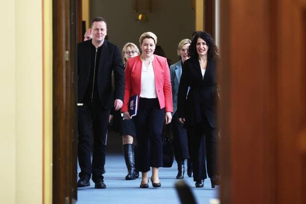 News Bilder des Tages Die Regierende Bürgermeisterin Franziska Giffey, Senatorin fuer Umwelt, Mobilitaet, Verbraucher- und Klimaschutz Bettina Jarasch und Senator fuer Kultur und Europa Klaus Lederer kommen zur Senatspressekonferenz im Roten Rathaus in Berlin am 20. Dezember 2022. Ein Jahr Rot-Gruen-Roter Senat in Berlin *** The Governing Mayor Franziska Giffey, Senator for the Environment, Mobility, Consumers and Climate Protection Bettina Jarasch and Senator for Culture and Europe Klaus Lederer arrive at the Senate Press Conference at the Red City Hall in Berlin on December 20, 2022 One Year Red Green Red Senate in Berlin