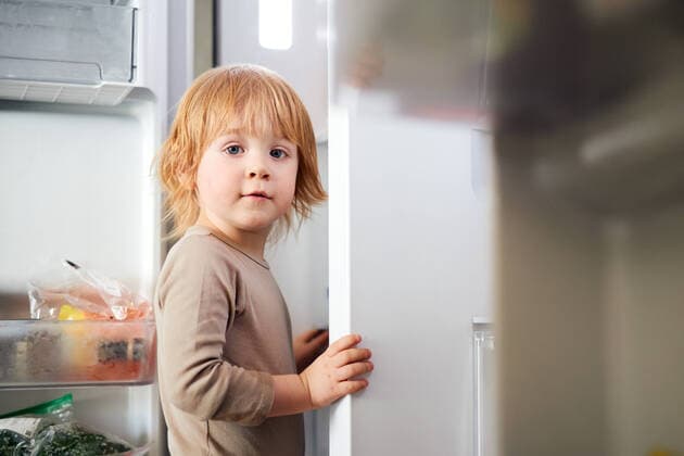 Creative Highlights Symbolbilder redhead boy looks into the fridge Moscow, Moscow, Russia CR_HDEWEU210423-718003-01 ,model released, Symbolfoto