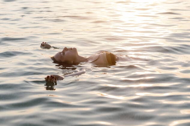 Creative Highlights Symbolbilder Young woman floating on back in the sea Pula, Istria County, Croatia CR_NIMA200623-411585-01 ,model released, Symbolfoto