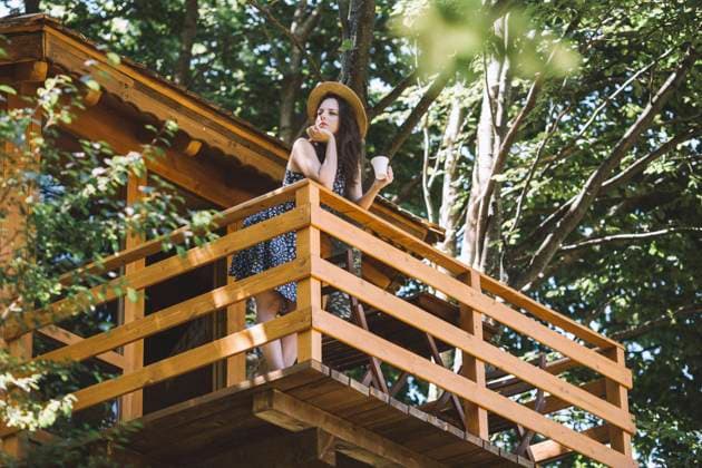 IMAGO Creative, Leben im Bamhaus Young woman standing on the tree house balcony Sarajevo, Federation of Bosnia and Herzegovina, Bosnia and Herzegovina CR_NIMA200623A-410781-01 ,model released, Symbolfoto