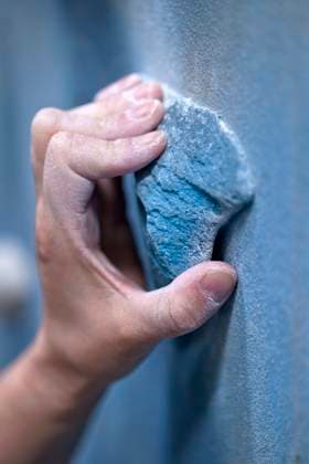 close up of hand holding on to handhold at indoor climbing gym Guildford, England, United Kingdom CR_THHE200623E-413652-01 ,model released, Symbolfoto ,property released