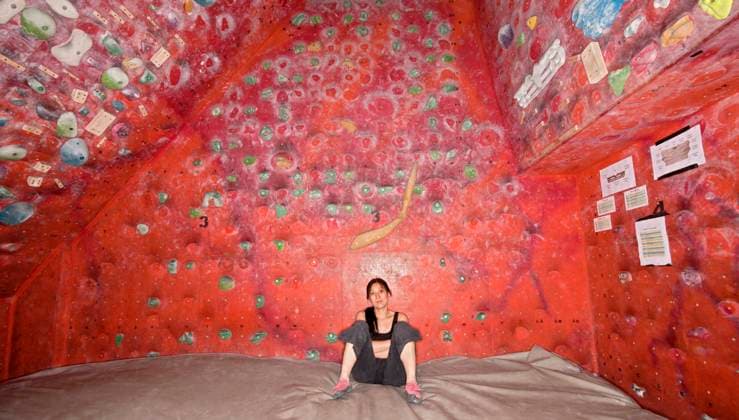 woman resting on bouldering mat at indoor climbing gym Guildford, England, United Kingdom CR_THHE200623E-413662-01 ,model released, Symbolfoto ,property released