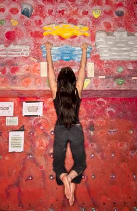 Woman training on fingerboard at indoor climbing gym Guildford, England, United Kingdom CR_THHE200623E-413666-01 ,model released, Symbolfoto ,property released