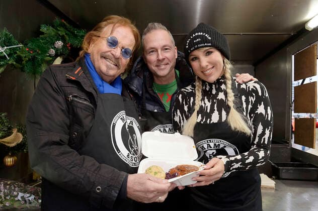 Bilder des Jahres 2022, Entertainment 12 Dezember Entertainment Themen der Woche KW51 Entertainment Bilder des Tages Frank Zander, Annemarie Eilfeld und Mitch Keller verteilen Essen und Geschenke aus dem Food Truck an Obdachlose und Bedürftige am Ostbahnhof. Berlin, 20.12.2022 *** Frank Zander, Annemarie Eilfeld and Mitch Keller distribute food and gifts from the food truck to the homeless and needy at Ostbahnhof Berlin, 20 12 2022 Foto:xF.xKernx xFuturexImage