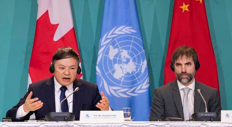 News Themen der Woche KW51 News Bilder des Tages December 20, 2022, Montreal, PQ, Canada: Huang Runqiu, Minister of Ecology and Environment of China and president of the COP15, responds to a question as Canadian Environment Minister Steven Guilbeault looks on during the closing news conference at the COP15 UN conference on biodiversity in Montreal, on Tuesday, December 20, 2022. Montreal Canada  - ZUMAc35_ 20221220_zaf_c35_014 Copyright: xPaulxChiassonx