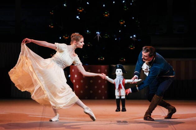 Bilder des Jahres 2022, Entertainment 12 Dezember Entertainment Themen der Woche KW51 Entertainment Bilder des Tages RUSSIA, ST PETERSBURG - DECEMBER 20, 2022: Ballet dancers Anzhelina Vorontsova (L) as Masha and Andrei Masloboyev as Herr Stahlbaum perform in a scene from Russian composer Pyotr Tchaikovsky s ballet The Nutcracker staged by Spanish choreographer Nacho Duato at the Mikhailovsky Theatre. Alexander Demianchuk TASS  56519742