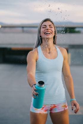 Creative Highlights Symbolbilder Fit woman splashing drink out of water bottle outside while smil St. George, Utah, United States CR_YFEU22122071-1087968-01 ,model released, Symbolfoto