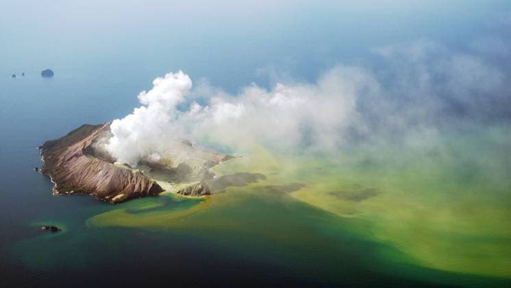 RECORD DATE NOT STATED THE VOLCANO: RESCUE FROM WHAKAARI, Whakaari volcano, White Island, New Zealand, 2022. Netflix Courtesy Everett Collection PUBLICATIONXNOTxINxCANxCHNxFRAxITAxJPNxNORxPOLxRUSxESPxUKxUSA