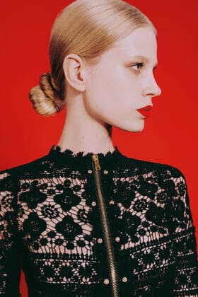 Creative Highlights Symbolbilder Blonde woman with red lips on a red background. Gomel, Gomel Region, Belarus R_PJWUOI22122097-1088449-01 ,model released, Symbolfoto