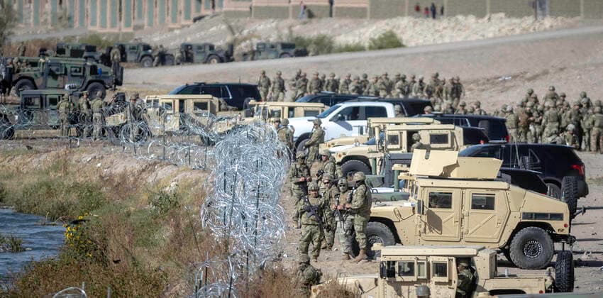 News Bilder des Tages December 20, 2022, Ciudad Juarez, Chihuahua, USA: .U.S brings military to reenforce U.S.-Mexico Border in El Paso along the Rio Bravo to prevent from immigrants seeking asylum from entering the United States. .Ciudad Juarez, Mexico Albuquerque Journal Ciudad Juarez USA - ZUMAab1_ 20221220_zaf_ab1_003 Copyright: xRobertoxE.xRosalesx