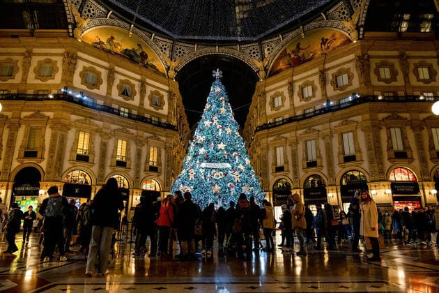 Bilder des Jahres 2022, News 12 Dezember News Themen der Woche KW51 News Bilder des Tages December 20, 2022, Milano, Italy: People photograph the Swarovski Christmas tree in Galleria Vittorio Emanuele in the Christmas atmosphere in Milan. Milano Italy - ZUMAs197 20221220_zab_s197_026 Copyright: xMairoxCinquettix