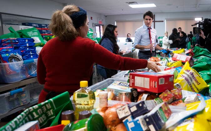 December 20, 2022, Montreal, PQ, Canada: Prime Minister Justin Trudeau loads food baskets at a food bank in Montreal, on Tuesday, December 20, 2022. Montreal Canada  - ZUMAc35_ 20221220_zaf_c35_079 Copyright: xPaulxChiassonx