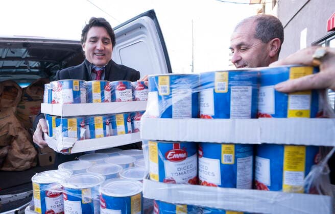 News Bilder des Tages December 20, 2022, Montreal, PQ, Canada: Prime Minister Justin Trudeau unloads a truck of canned tomatoes at a food bank in Montreal, on Tuesday, December 20, 2022. Montreal Canada  - ZUMAc35_ 20221220_zaf_c35_081 Copyright: xPaulxChiassonx