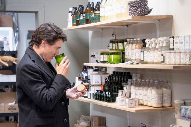 News Bilder des Tages December 20, 2022, Montreal, PQ, Canada: Prime Minister Justin Trudeau shops at a craft store in his Montreal riding, on Tuesday, December 20, 2022. Montreal Canada  - ZUMAc35_ 20221220_zaf_c35_085 Copyright: xPaulxChiassonx