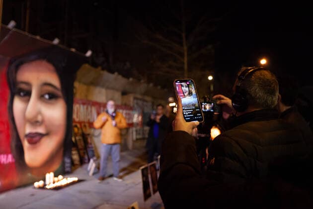 News Themen der Woche KW51 News Bilder des Tages Mural of Mahsa Amini unveiled in Washington, DC People shoot video at the unveiling of a mural of Mahsa Amini, the woman whose death sparked more than 3 months of protests in Iran. Members of the Washington, DC-area Iranian-American community came to honor those killed or executed by the regime as a result of the protests. Washington DC United States  Copyright: xAllisonxBaileyx originalFilename: bailey-muralofm221220_npMdi.jpg