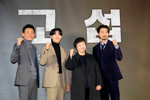 Entertainment Themen der Woche KW51 Entertainment Bilder des Tages Hwang Jung-Min, Kang Ki-Young, Yim Soon-Rye and Hyun Bin, Dec 20, 2022 : South Korean actors Hwang Jung-Min (L), Kang Ki-Young (2nd L) and Hyun Bin (R) pose with director Yim Soon-Rye at a press conference for Korean movie The Point Men in Seoul, South Korera.  , aflo_206767727.jpg,