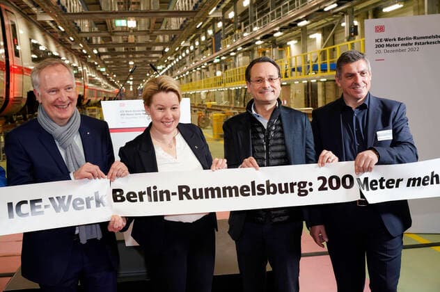News Themen der Woche KW51 Alexander Kaczmarek, Franziska Giffey, Michael Peterson und Hubertus Willeke bei der Eröffnung der erweiterten Halle des ICE-Werks Rummelsburg. Berlin, 20.12.2022 *** Alexander Kaczmarek, Franziska Giffey, Michael Peterson and Hubertus Willeke at the opening of the expanded hall of the ICE plant Rummelsburg Berlin, 20 12 2022 Foto:xT.xBartillax xFuturexImage