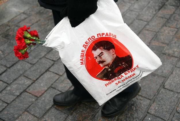 News Themen der Woche KW51 News Bilder des Tages Russia Stalin Birth Anniversary 8343980 21.12.2022 A man holds carnations in a bag with an image of Soviet leader Joseph Stalin during a flowers laying ceremony at his grave by the Kremlin Wall marking Stalin s 143d birth anniversary, in Moscow, Russia. Kirill Kallinikov Sputnik Moscow Russia  Copyright: xKirillxKallinikovx