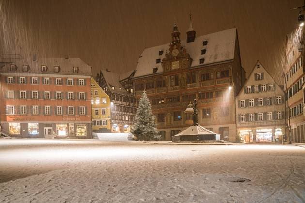 Rathaus und Marktplatz Tübingen, Nachts im Schneegestöber, 15.12.2022 *** Town hall and market place Tübingen, night in snow flurry, 15 12 2022