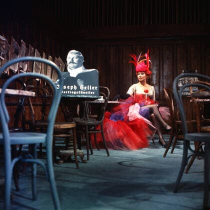 Louise Martini Louise Martini, österreichische Schauspielerin, in der Kulisse einer Fernsehshow, Deutschland um 1965., Deutschland , Deutschland Copyright: FredxLindinger Nur redaktionelle Nutzung. Editorial usage only. LIN_7601001531 UnitedArchives EDITORIAL USE ONLY
