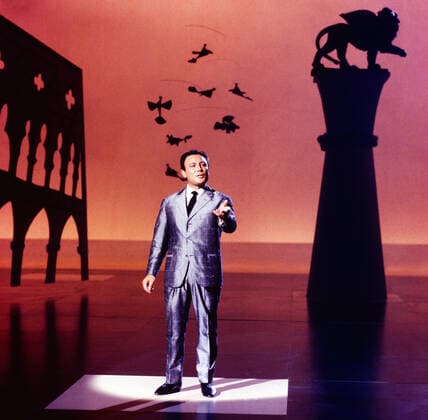 Lieben Sie Show...? Lieben Sie Show...?, Unterhaltungsshow, Miniserie, Deutschland 1962, Sendung vom 22. Dezember 1962, Regie: Michael Pfleghar, Mitwirkende: italienischer Sänger und Schauspieler Claudio Villa in Kulisse von Venedig, Deutschland , Deutschland Copyright: FredxLindinger Nur redaktionelle Nutzung. Editorial usage only. LIN_7602000473 UnitedArchives EDITORIAL USE ONLY