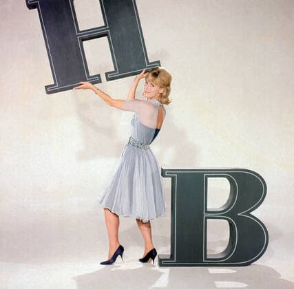 Lieben Sie Show...? Lieben Sie Show...?, Unterhaltungsshow, Miniserie, Deutschland 1962, Sendung vom 22. Dezember 1962, Regie: Michael Pfleghar, Mitwirkende: Schlagersängerin und Schauspielerin Heidi Brühl, Deutschland , Deutschland Copyright: FredxLindinger Nur redaktionelle Nutzung. Editorial usage only. LIN_7602000483 UnitedArchives EDITORIAL USE ONLY