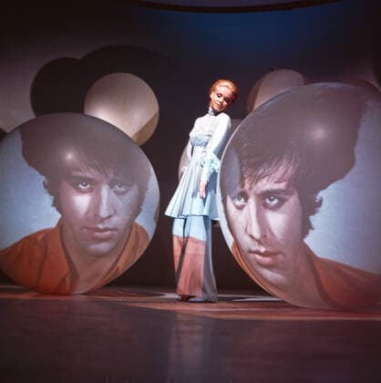 Alice und Ellen Kessler Alice und Ellen, Unterhaltungsshow mit den Kessler-Zwillingen, Deutschland 1971, Regie: Heinz Liesendahl, Mitwirkende: Alice oder Ellen Kessler, Deutschland , Deutschland Copyright: FredxLindinger Nur redaktionelle Nutzung. Editorial usage only. LIN_7601000732 UnitedArchives EDITORIAL USE ONLY