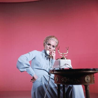 Alice und Ellen Kessler Alice und Ellen, Unterhaltungsshow mit den Kessler-Zwillingen, Deutschland 1971, Regie: Heinz Liesendahl, Mitwirkende: Alice oder Ellen Kessler, Deutschland , Deutschland Copyright: FredxLindinger Nur redaktionelle Nutzung. Editorial usage only. LIN_7601000733 UnitedArchives EDITORIAL USE ONLY