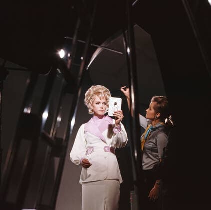 Alice und Ellen Kessler Alice und Ellen, Unterhaltungsshow mit den Kessler-Zwillingen, Deutschland 1971, Regie: Heinz Liesendahl, Mitwirkende: Alice oder Ellen Kessler wird für die Show frisiert., Deutschland , Deutschland Copyright: FredxLindinger Nur redaktionelle Nutzung. Editorial usage only. LIN_7601000756 UnitedArchives EDITORIAL USE ONLY