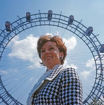 Lolita Lolita, österreichische Schlagersängerin, Schauspielerin und Fernsehmoderatorin, vor dem Riesenrad im Prater in Wien, Österreich um 1980., Wien Wien Österreich , Wien Wien Österreich Copyright: FredxLindinger Nur redaktionelle Nutzung. Editorial usage only. LIN_7601000835 UnitedArchives EDITORIAL USE ONLY