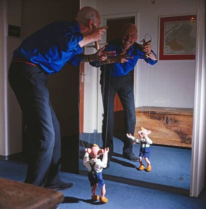 Karl Lieffen Karl Lieffen, deutscher Bühnen-, Fernseh- und Filmschauspieler, spielt vor dem Spiegel mit einer Marionette, Deutschland um 1979., Deutschland , Deutschland Copyright: FredxLindinger Nur redaktionelle Nutzung. Editorial usage only. LIN_7601000845 UnitedArchives EDITORIAL USE ONLY