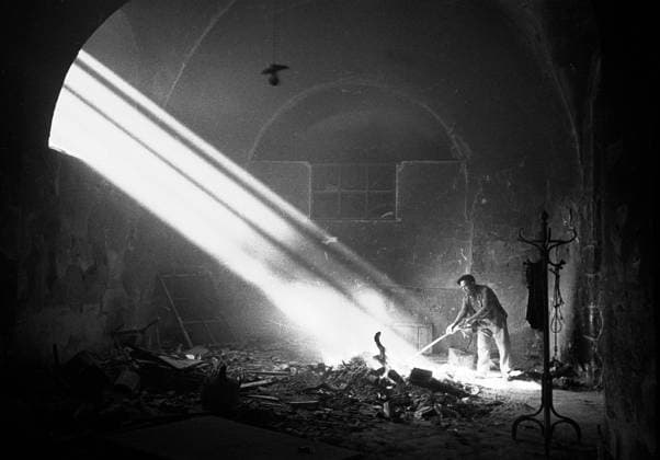 Zerstörte Bücher Ein Mann schiebt verbrannte Bücher zusammen in einem Soltano Keller Alkazar in Toledo, Spanien um 1936., Spanien Copyright: ErichxAndres EAN_90062_00641099 UnitedArchives