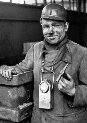 Bergmann Vorarbeiter Bergmann eines Bergwerks im Ruhrgebiet, Deutschland um 1950. Foreman miner of a mine in the Ruhr area, Germany around 1950., Deutschland Copyright: ErichxAndres EAN_90062_00641153 UnitedArchives