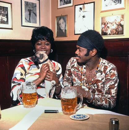 Lester-Wilson-Show Lester-Wilson-Show, Fernsehshow mit dem Choreographen Lester Wilson, Deutschland 1971, Regie: Heinz Liesendahl, Mitwirkende: Lester Wilson mit Frau und Mops unterwegs in einer Künstlerkneipe in München, München Bayern Deutschland , München Bayern Deutschland Copyright: FredxLindinger Nur redaktionelle Nutzung. Editorial usage only. LIN_7601001135 UnitedArchives EDITORIAL USE ONLY