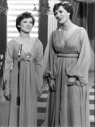 Anneliese Rothenberger stellt vor Anneliese Rothenberger stellt vor - Zwei Schönheiten singen im Duett: Donna Woodward (l.) und Waltraud Meier. Copyright: TelePress IMS_3647255-F UnitedArchives EDITORIAL USE ONLY