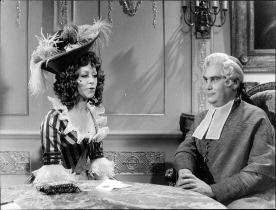 Die Halsbandaffäre Die Halsbandaffäre - Jeanne (Karin Hübner) überbringt dem Kardinal (Erich Auer) einen Brief der Königin. Gleichzeitig offeriert sie ihm ein heimliches Treffen mit Marie Antoinette. Copyright: TelePress IMS_4008526-F UnitedArchives EDITORIAL USE ONLY