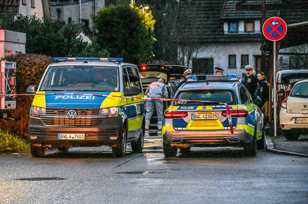 News Themen der Woche KW51 News Bilder des Tages Gewalttat in Schorndorf, 21.12.2022. Baden-Württemberg, Schorndorf: Zahlreiche Einsatzkräfte sind nach einer tödlichen Gewalttat in Schorndorf (Rems-Murr-Kreis) im Einsatz. Nach ersten Informationen aus Sicherheitskreisen handelt es sich bei den Toten um den mutmaßlichen Täter und eine Frau. Schorndorf Baden-Württemberg Deutschland Schorndorf *** Violent act in Schorndorf, 21 12 2022 Baden Württemberg, Schorndorf Numerous emergency forces are in action after a fatal violent act in Schorndorf Rems Murr district According to initial information from security circles, the dead are the alleged perpetrator and a woman Schorndorf Baden Württemberg Germany Schorndorf Copyright: x xonw-imagesx xMariusxBullingx