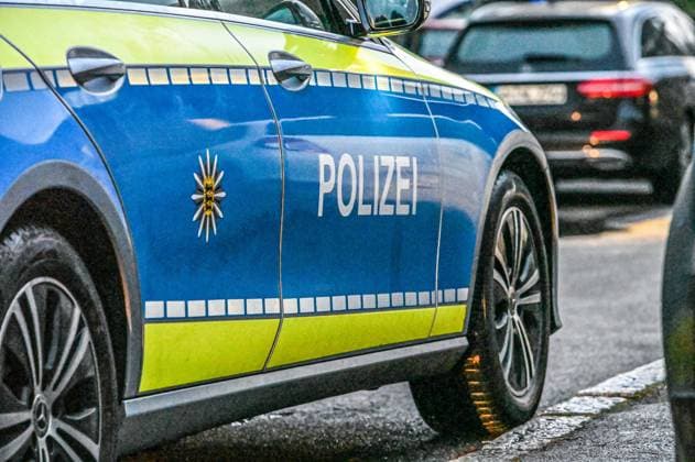 Gewalttat in Schorndorf, 21.12.2022. Baden-Württemberg, Schorndorf: Zahlreiche Einsatzkräfte sind nach einer tödlichen Gewalttat in Schorndorf (Rems-Murr-Kreis) im Einsatz. Nach ersten Informationen aus Sicherheitskreisen handelt es sich bei den Toten um den mutmaßlichen Täter und eine Frau. Schorndorf Baden-Württemberg Deutschland Schorndorf *** Violent act in Schorndorf, 21 12 2022 Baden Württemberg, Schorndorf Numerous emergency forces are in action after a fatal violent act in Schorndorf Rems Murr district According to initial information from security circles, the dead are the alleged perpetrator and a woman Schorndorf Baden Württemberg Germany Schorndorf Copyright: x xonw-imagesx xMariusxBullingx