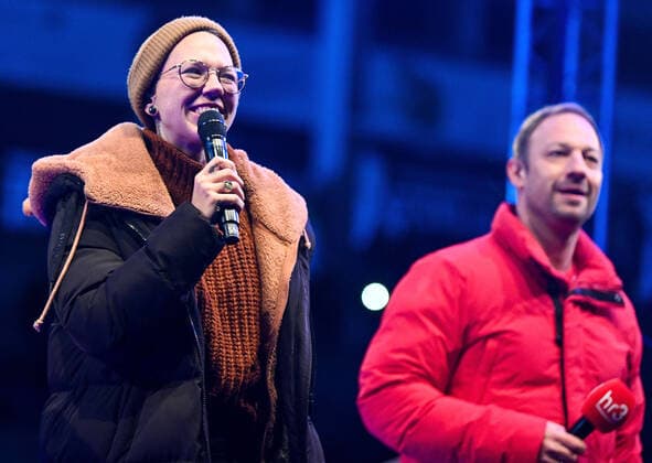 Entertainment Themen der Woche KW51 Entertainment Bilder des Tages 21.12.2022, xpsx, Lokal Offenbach HR 3 Weihnachtsingen, v.l., Offenbach Hessen Deutschland (DEU) Stadion Bieberer Berg *** 21 12 2022, xpsx, local Offenbach HR 3 Weihnachtsingen, v l , Offenbach Hesse Germany DEU Stadion Bieberer Berg