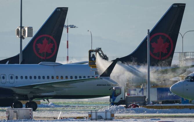 December 21, 2022, RICHMOND, BC, CANADA: An Air Canada aircraft is de-iced at Vancouver International Airport in Richmond, B.C., Wednesday, Dec. 21, 2022. The airport is limiting international flights to carriers registered in Canada and the U.S. for two days as it attempts to clear a backlog of aircraft and passengers after a snowstorm caused massive disruptions this week. RICHMOND CANADA  - ZUMAc35_ 20221221_zaf_c35_024 Copyright: xDarrylxDyckx