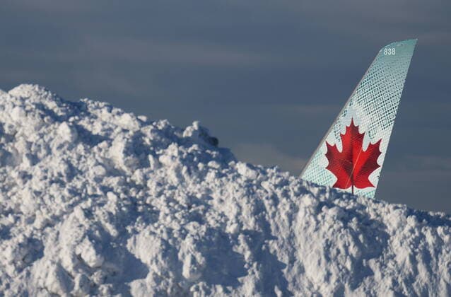 Bilder des Jahres 2022, News 12 Dezember News Themen der Woche KW51 December 21, 2022, RICHMOND, BC, CANADA: The tail of an Air Canada aircraft is seen behind a pile of snow at Vancouver International Airport in Richmond, B.C., Wednesday, Dec. 21, 2022. The airport is limiting international flights to carriers registered in Canada and the U.S. for two days as it attempts to clear a backlog of aircraft and passengers after a snowstorm caused massive disruptions this week. RICHMOND CANADA  - ZUMAc35_ 20221221_zaf_c35_027 Copyright: xDarrylxDyckx