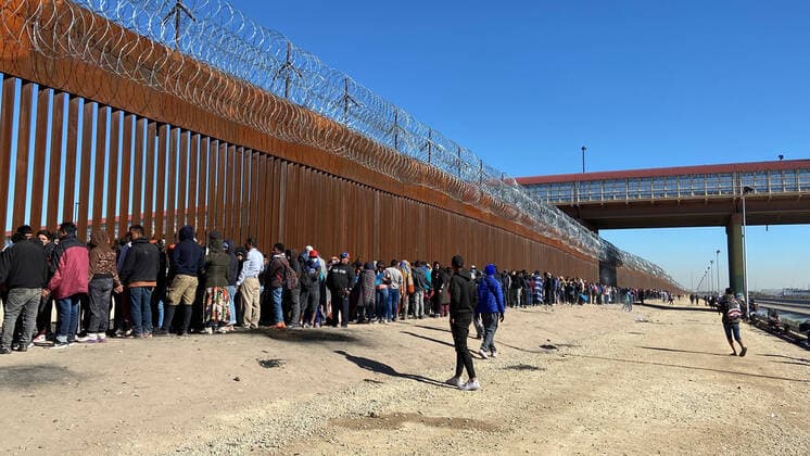 News Themen der Woche KW51 News Bilder des Tages Migrants stand in a line to be accepted by members of the US Border Patrol in El Paso, Tx, at border line between the US and Mexico. Migrants at the border between the US and Mexico !ACHTUNG: NUR REDAKTIONELLE NUTZUNG!  Copyright: xOctavioxGuzmánx USA2798 20221222-8d1dfc054cd21cedff504915f49674d43fa0b670