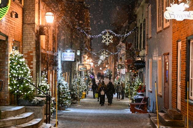 December 21, 2022, QUEBEC, PQ, Canada: Christmas lights and decorations are seen in the old historic Quartier Petit Champlain in Quebec City Wednesday, December 21, 2022. QUEBEC Canada  - ZUMAc35_ 20221221_zaf_c35_063 Copyright: xJacquesxBoissinotx