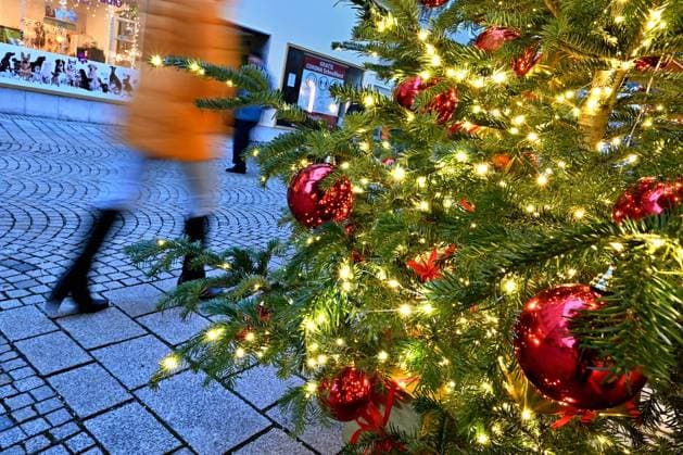 Noch schnell die letzten Geschenke einkaufen. Unterwegs im weihnachtlich geschmückten Bad Reichenhall. Bad Reichenhall Bayern Deutschland *** Still quickly the last gifts shopping On the way in the Christmas decorated Bad Reichenhall Bad Reichenhall Bavaria Germany Copyright: xRolfxPossx