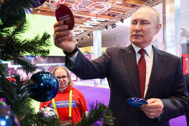 Bilder des Jahres 2022, News 12 Dezember News Themen der Woche KW51 News Bilder des Tages RUSSIA, MOSCOW - DECEMBER 22, 2022: Russia s President Vladimir Putin takes an ornament with a wish written inside from a Christmas tree during an event held as part of the charity campaign Yolka Zhelany (Christmas Tree of Wishes), before a meeting of the Council for the Implementation of State Policy on Youth Affairs In Present-Day Conditions. Christmas Tree of Wishes is an all-Russian charity campaign in which government officials and other people fulfill Christmas wishes of children and elderly people with disabilities or life-threatening medical conditions, orphans and children from disadvantaged families. The Christmas Tree Wishes charity campaign has been held across Russia since 2018. Vladimir Gerdo TASS  56541819