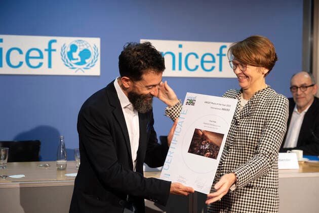 Der Fotograf Eduardo Soteras und UNICEF-Schirmherrin Elke Buedenbender (Büdenbender) am 22.12.2022 mit dem Unicef-Foto des Jahres 2022 in der Ausstellung im Haus der Bundespressekonferenz in Berlin. Das Unicef-Foto des Jahres 2022 des renommierten argentinischen Fotografen Eduardo Soteras zeigt zwei Kinder, die sich in der zerstoerten Bibliothek einer Grundschule in der aethiopischen Region Tigray in Buecher vertiefen. (Siehe epd-Meldung vom 22.12.2022) EDITORIAL USE ONLY